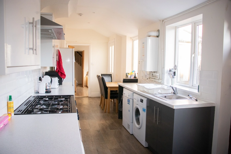 Luxury 4 Bed | Boultham Avenue | Bills Included - Thumbnail 8