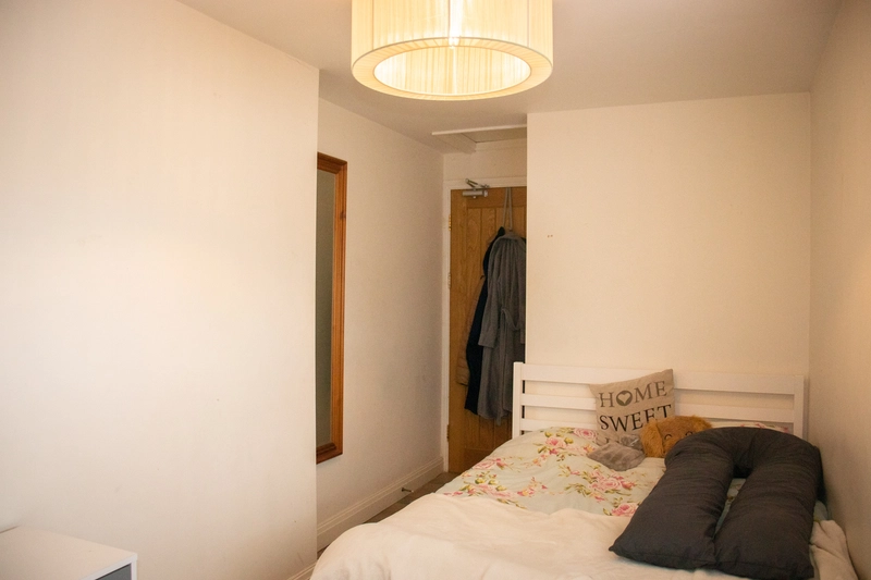 Luxury 4 Bed | Boultham Avenue | Bills Included - Thumbnail 2