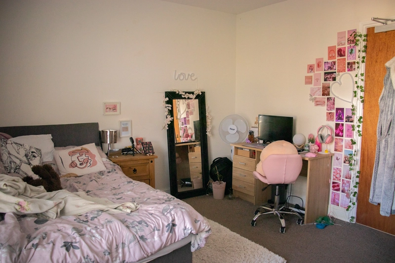 Luxury 4 Bed | Boultham Avenue | Bills Included - Thumbnail 1
