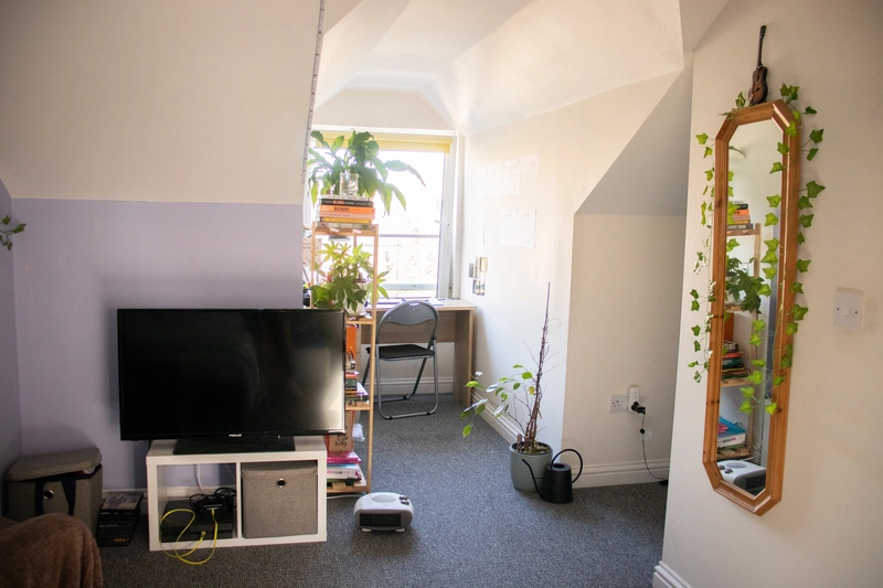 Luxury 4 Bed | Boultham Avenue | Bills Included - Thumbnail 3