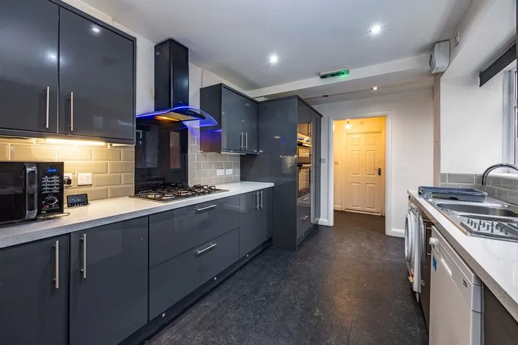 House Share // 4 Rooms Available // NG3 4HE (Cramner Grove) - Thumbnail 2