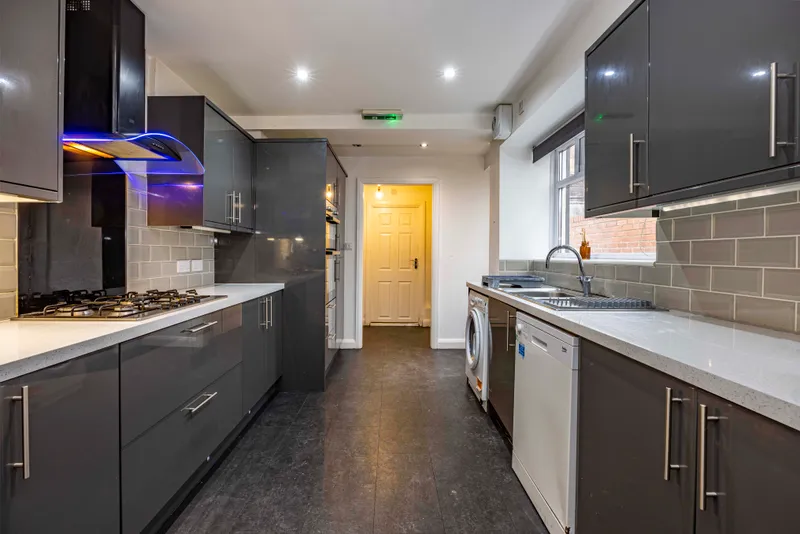 2 Cramner Grove - Modern 6 Bedroom Student House - Image 5