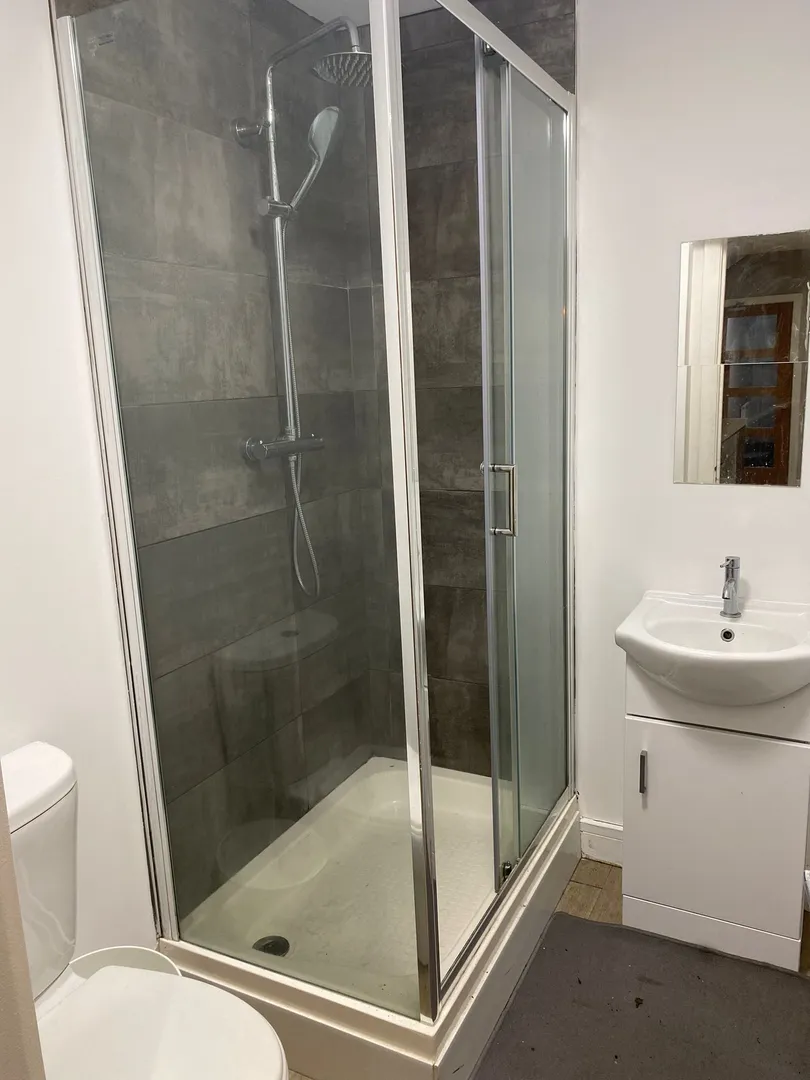 82 Dunkirk Road - Modern 6 Bedroom Student House - Image 2