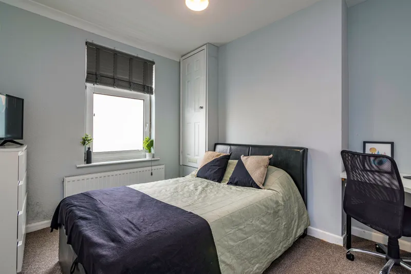 Modern 3 Bed Terraced House // AUG 2026 - Image 16