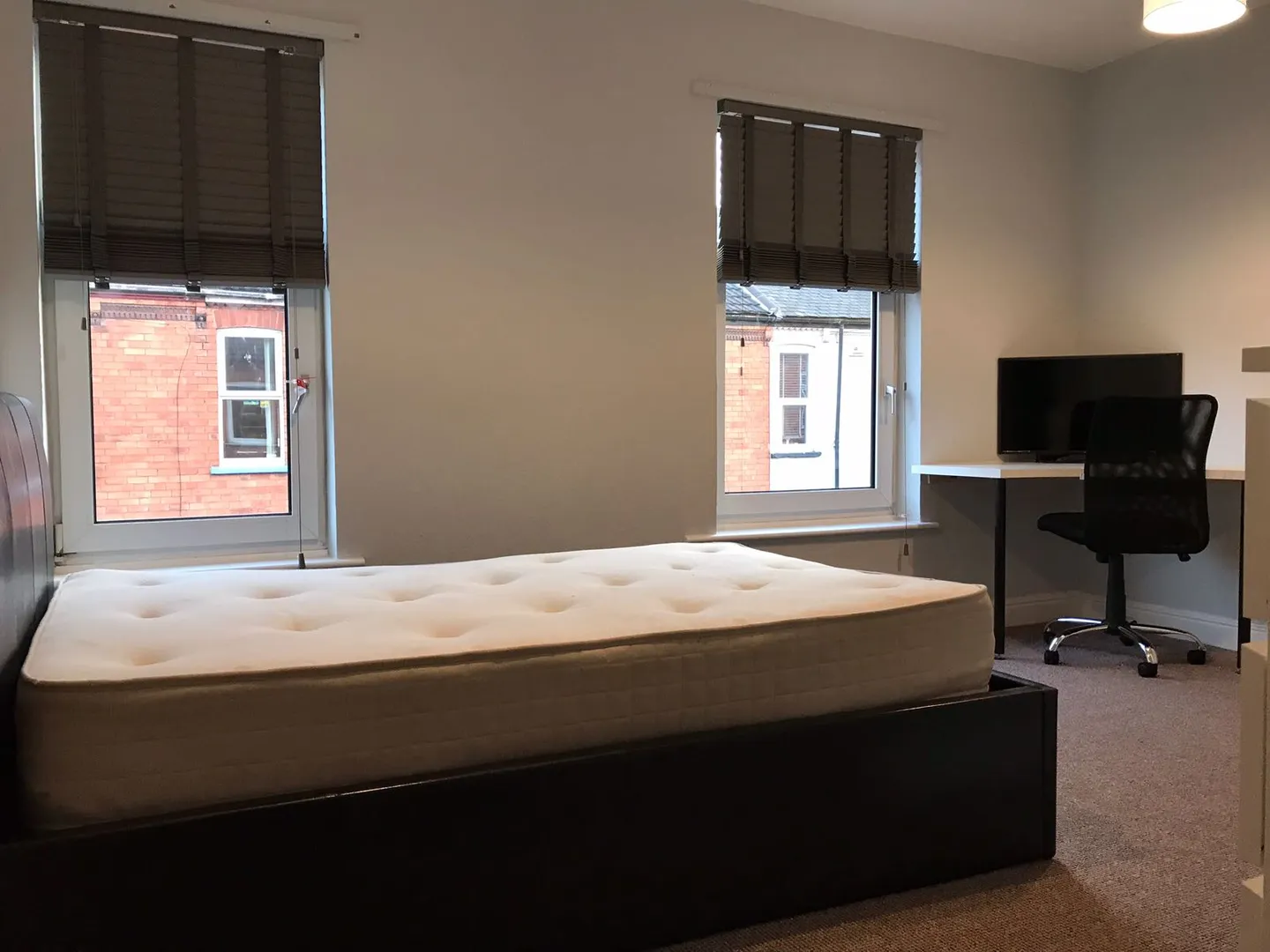 Modern 3 Bed Terraced House // AUG 2026 - Image 3