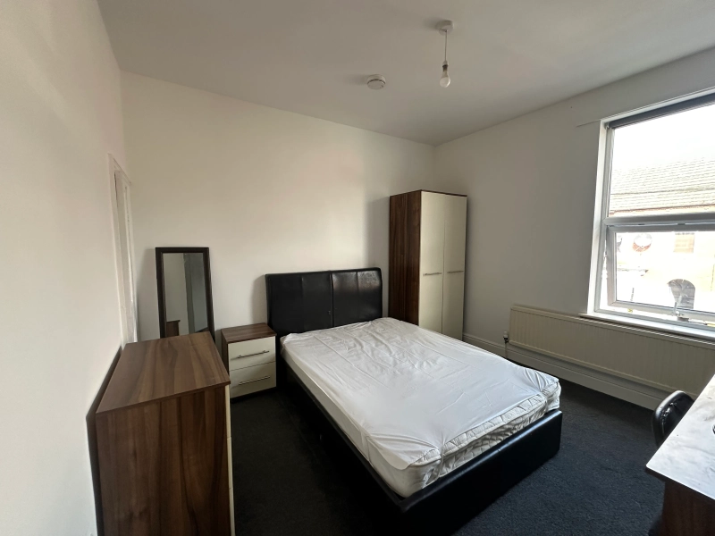 4 Bedroom Student House - Bills Included - Thumbnail 5