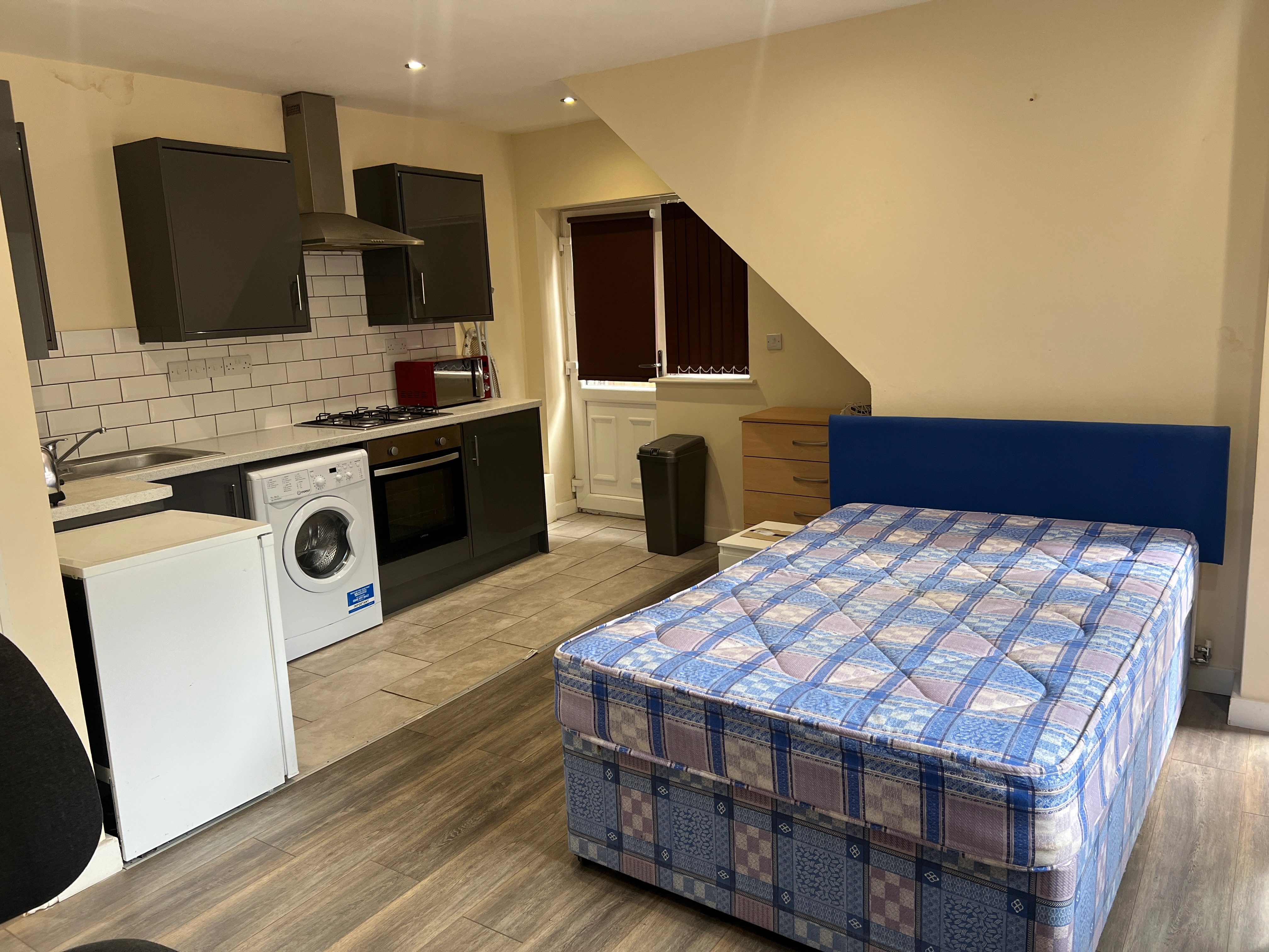 Lenton: Student 1 bedroom studio apartment - Derby Grove - Image 1