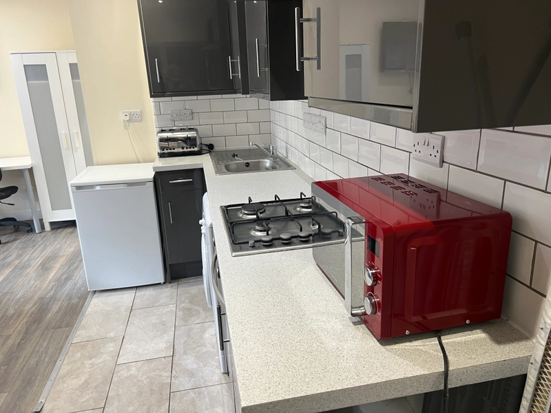 Lenton: Student 1 bedroom studio apartment - Derby Grove - Thumbnail 5