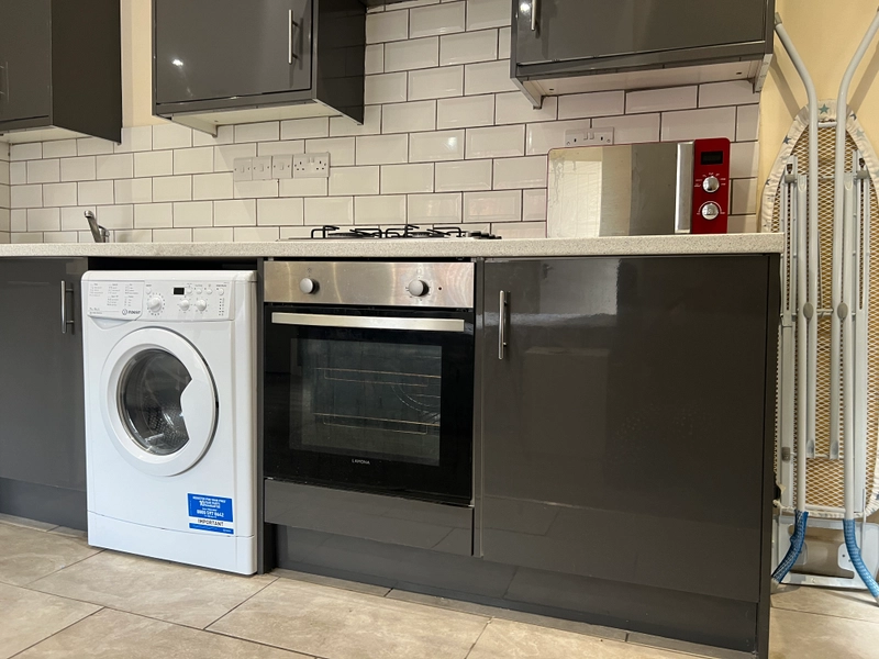 Lenton: Student 1 bedroom studio apartment - Derby Grove - Thumbnail 3