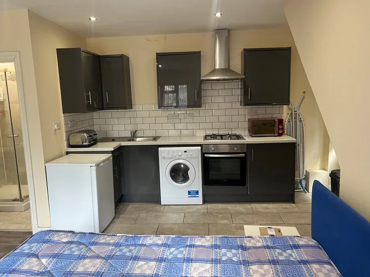 Lenton: Derby Grove //  Studio Flat 72a // Student 26/27 - Thumbnail 3