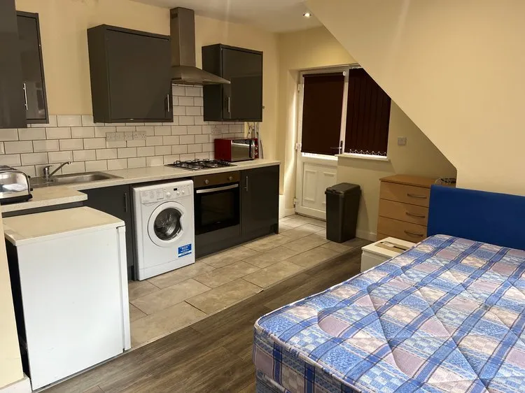 Lenton: Derby Grove //  Studio Flat 72a // Student 26/27 - Thumbnail 2