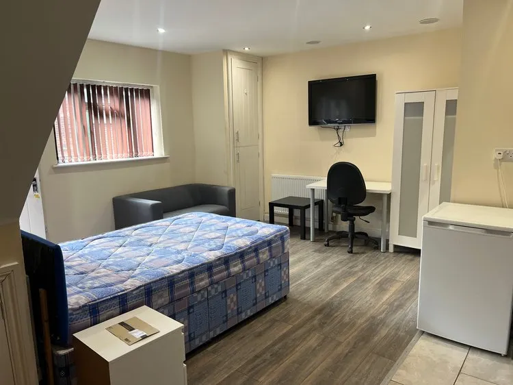 Lenton: Derby Grove //  Studio Flat 72a // Student 26/27 - Thumbnail 10