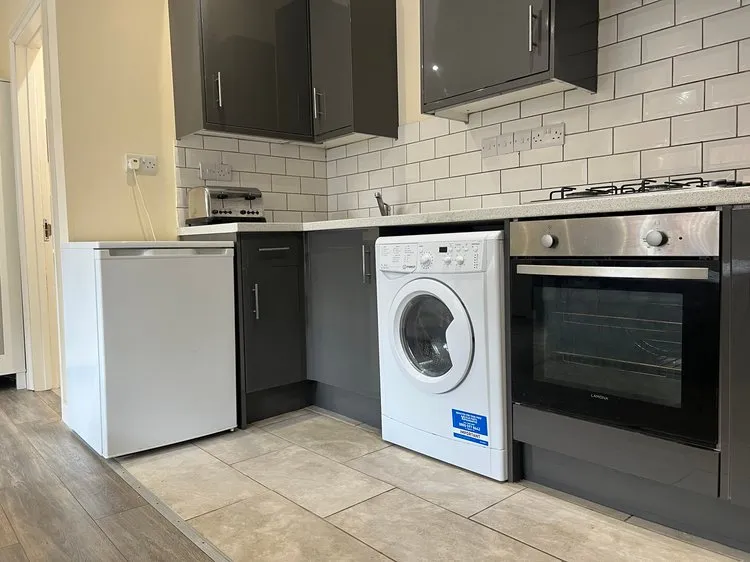 Lenton: Derby Grove //  Studio Flat 72a // Student 26/27 - Thumbnail 12