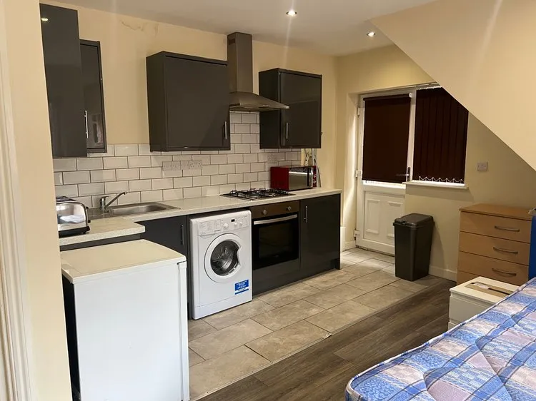 Lenton: Derby Grove //  Studio Flat 72a // Student 26/27 - Thumbnail 14