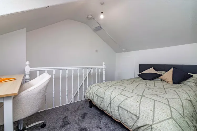 St Andrews St // 3 Bed // SEPT 2026 - Image 3