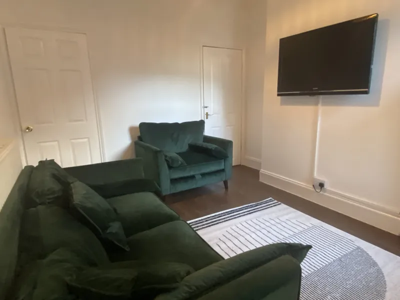 Chelmsford St // 3 Bed // SEPT 2026 - Image 3
