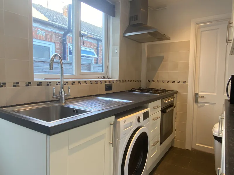 Chelmsford St // 3 Bed // SEPT 2026 - Image 2