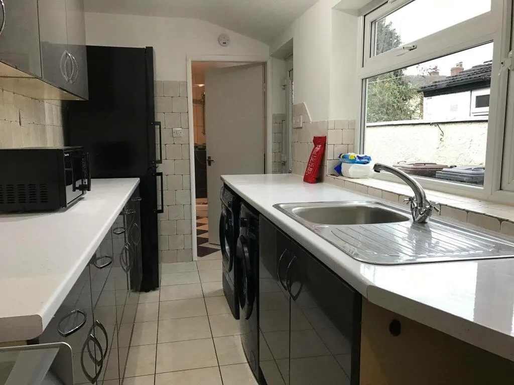 Thesiger St // 2 Bed +2 Study Rooms // AUG 2026 - Image 1
