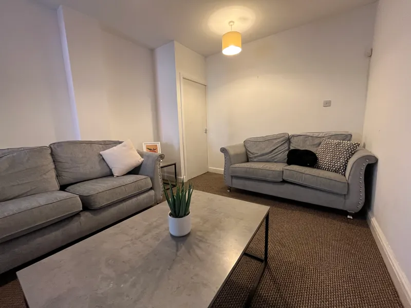 Extra Large Property // 3 Bed +Study // SEPT 2026 - Image 3