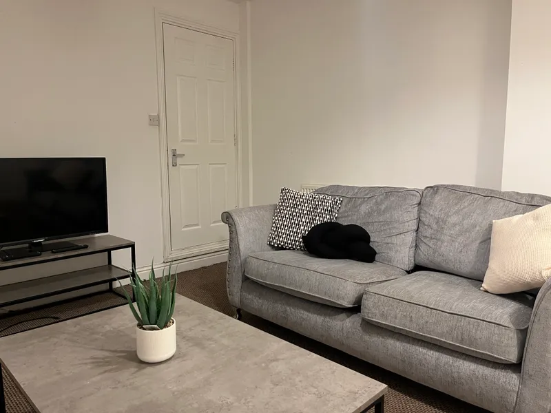Extra Large Property // 3 Bed +Study // SEPT 2026 - Image 2