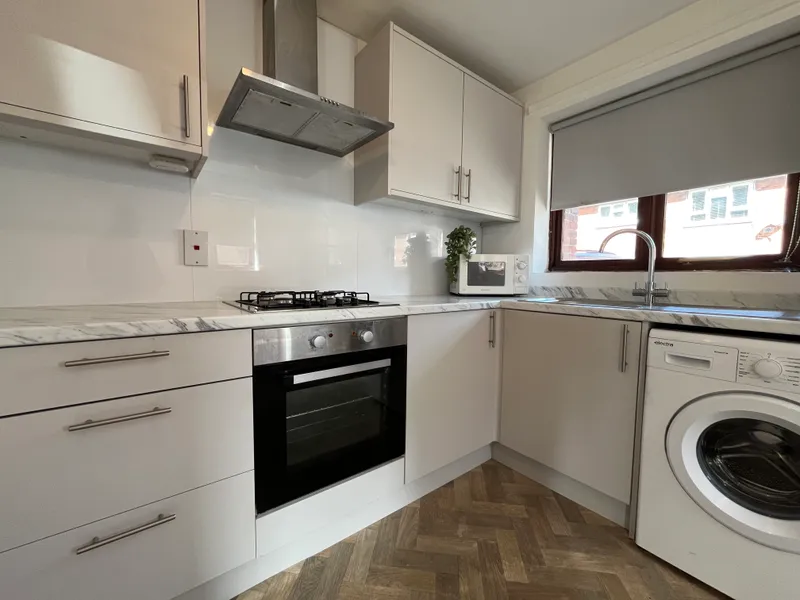Extra Large Property // 3 Bed +Study // SEPT 2026 - Image 5