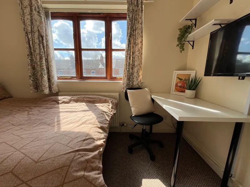 Extra Large Property // 3 Bed +Study // SEPT 2026 - Image 9