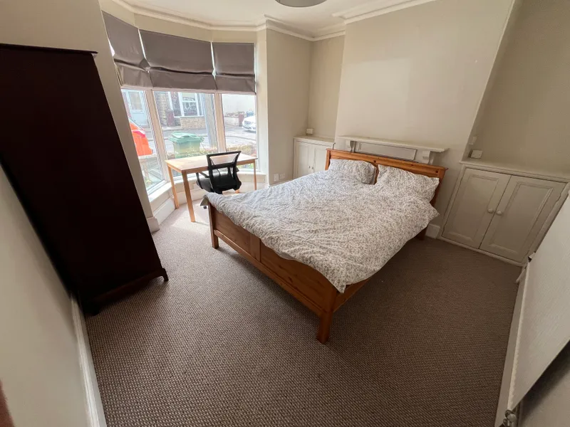 Large 5 Bed Property // Sept 2026 - Image 3