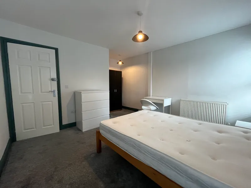 Gaunt St // 3 Bed // JULY 2026 - Image 3