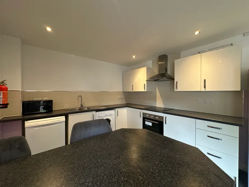 Stunning 2 Bedroom 2 Bathroom Apartment // 2026/7 - Image 3