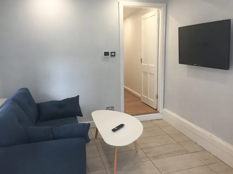 Charming 2 Bedroom Apartment // 2026/7 - Image 9