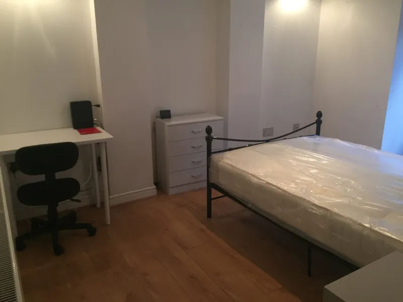 Charming 2 Bedroom Apartment // 2026/7 - Image 3