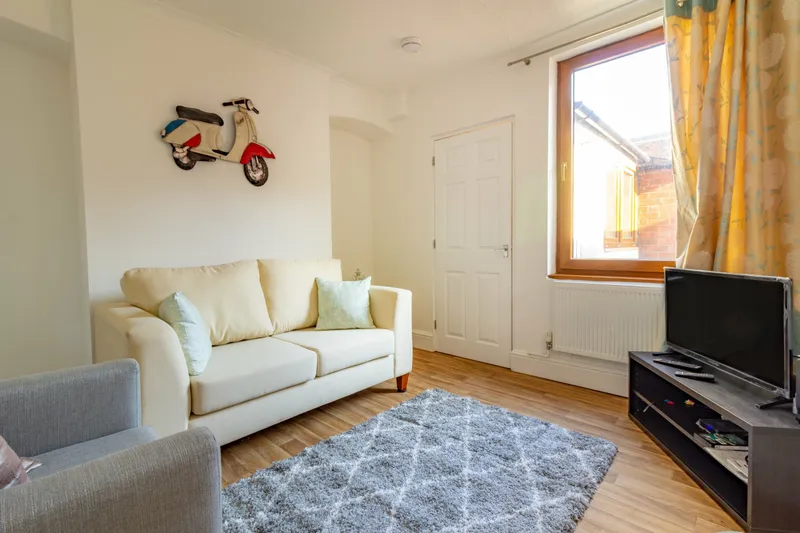 Charming 3 Bedroom 2 Bathroom House // 2026/7 - Image 10