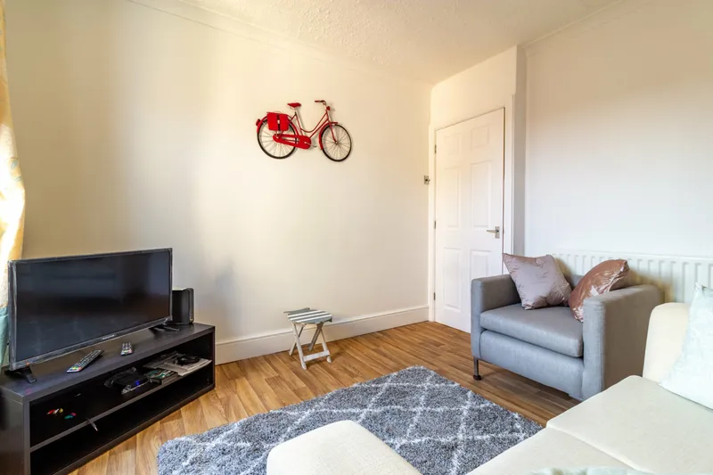 Charming 3 Bedroom 2 Bathroom House // 2026/7 - Image 9