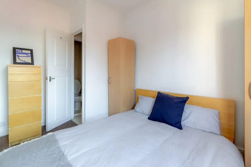 Charming 3 Bedroom 2 Bathroom House // 2026/7 - Image 11