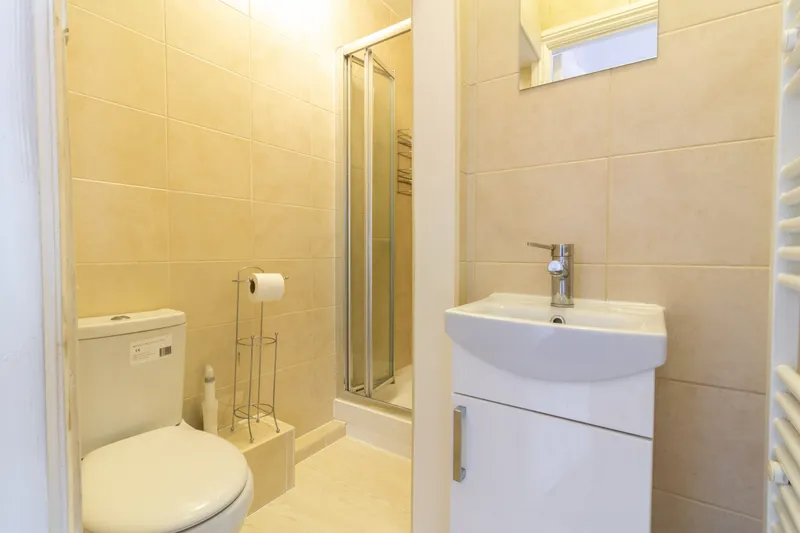 Charming 3 Bedroom 2 Bathroom House // 2026/7 - Image 12