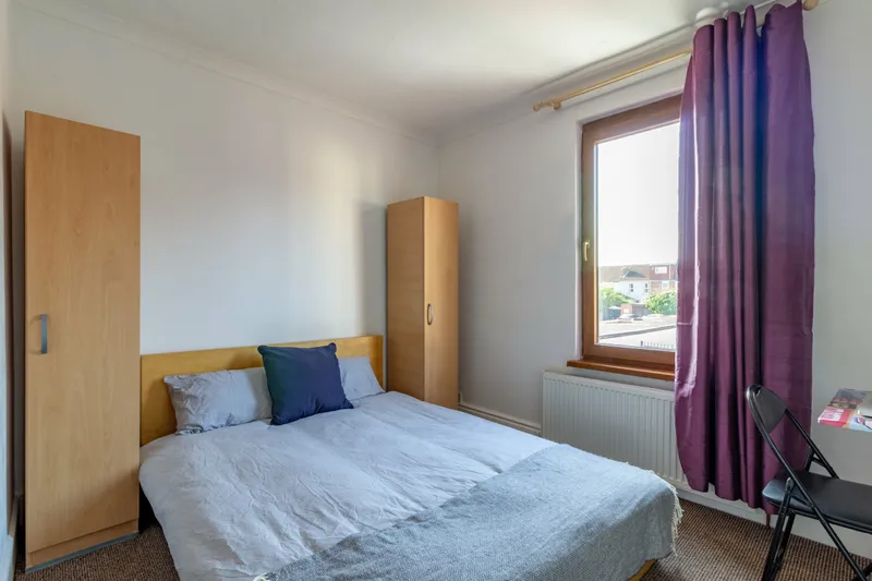 Charming 3 Bedroom 2 Bathroom House // 2026/7 - Image 5