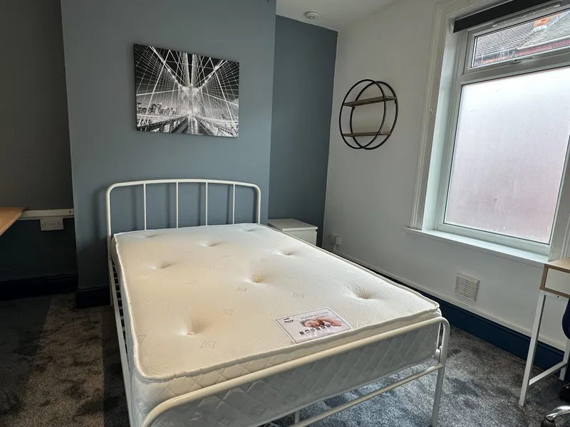 Modern 3 Bedroom 2 Bathroom House // 2026/7 - Image 2