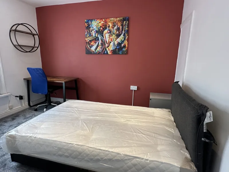 Modern 3 Bedroom 2 Bathroom House // 2026/7 - Image 6