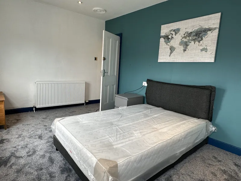 Modern 3 Bedroom 2 Bathroom House // 2026/7 - Image 3