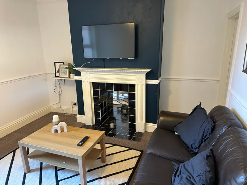 Modern 4 Bedroom 2 Bathroom House // 2026/7 - Image 2