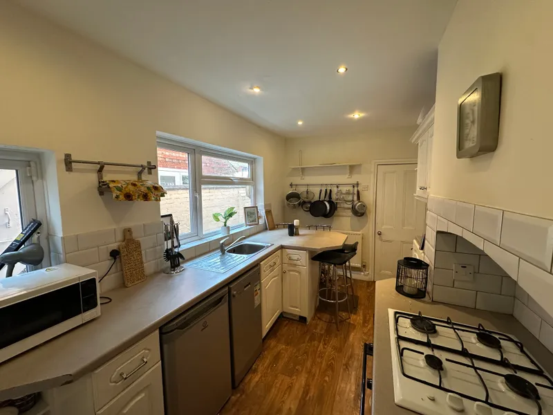 Modern 4 Bedroom 2 Bathroom House // 2026/7 - Image 7