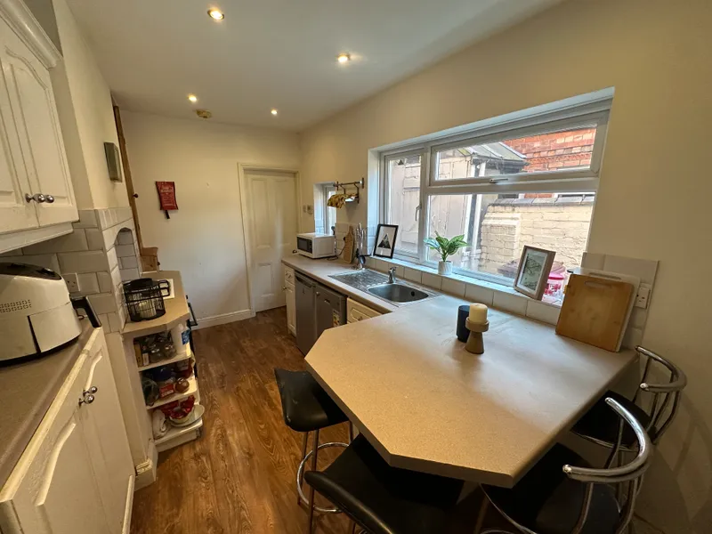 Modern 4 Bedroom 2 Bathroom House // 2026/7 - Image 5