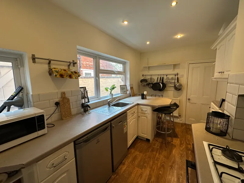 Modern 4 Bedroom 2 Bathroom House // 2026/7 - Image 9