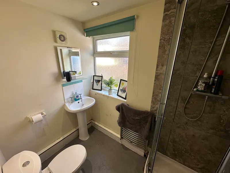 Modern 4 Bedroom 2 Bathroom House // 2026/7 - Image 11