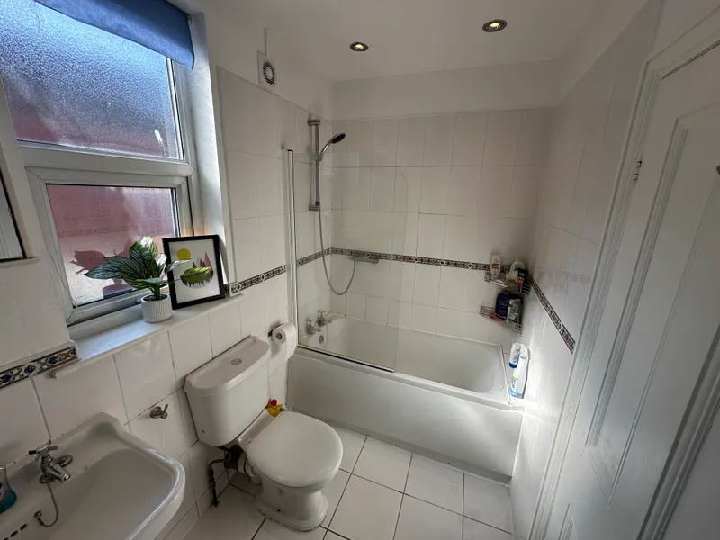 Modern 4 Bedroom 2 Bathroom House // 2026/7 - Image 12