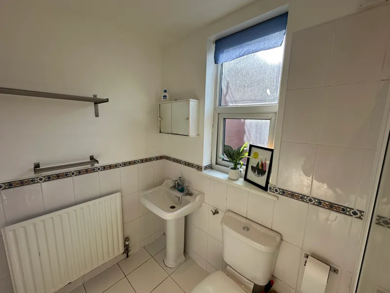 Modern 4 Bedroom 2 Bathroom House // 2026/7 - Image 14