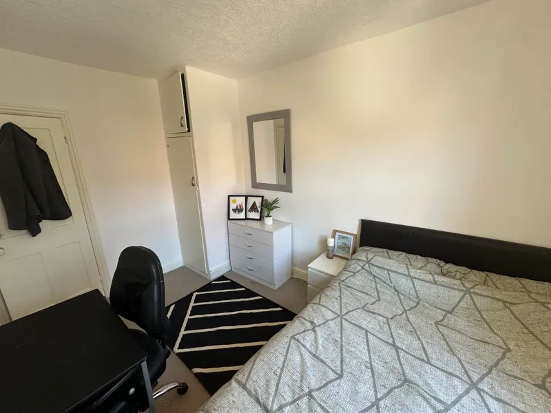 Modern 4 Bedroom 2 Bathroom House // 2026/7 - Image 15