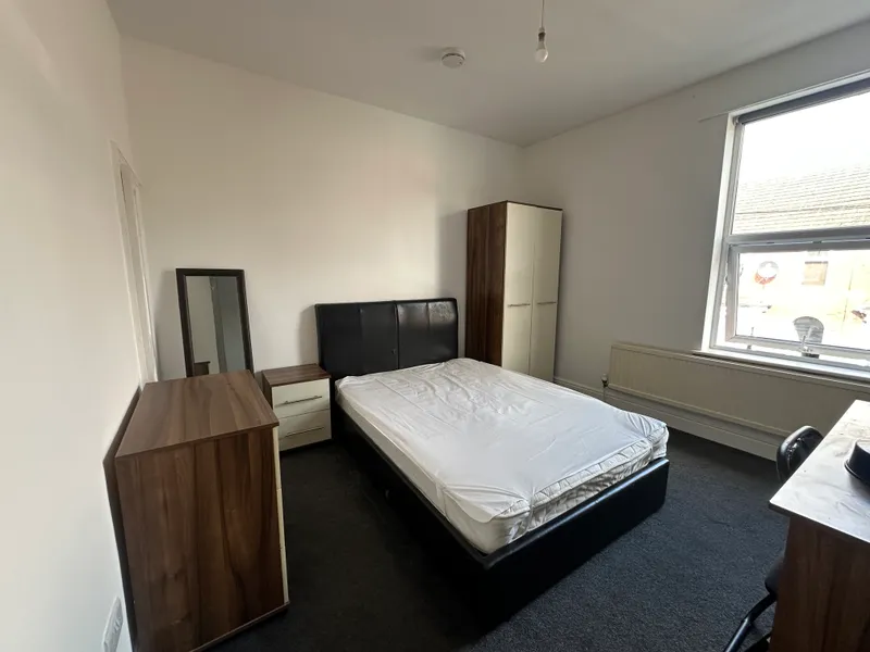 Stylish 4 Bedroom House // 2026/7 - Image 9