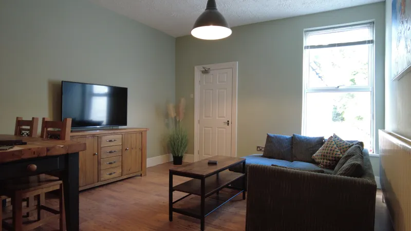 Cosy 4 Bedroom 2 Bathroom // House 2026/7 - Image 3