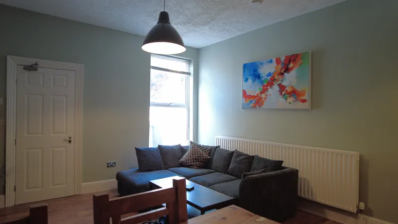 Cosy 4 Bedroom 2 Bathroom // House 2026/7 - Image 5